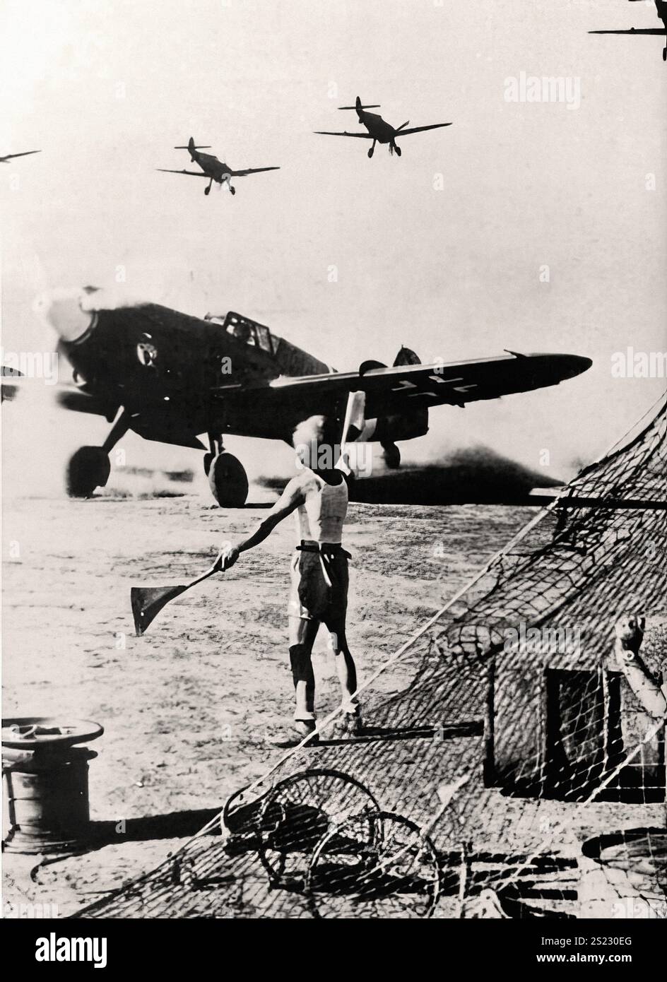 Junger Junge, der 109er von JG-27 feiert - Historisches Dokument, Fotograf unbekannt Stockfoto