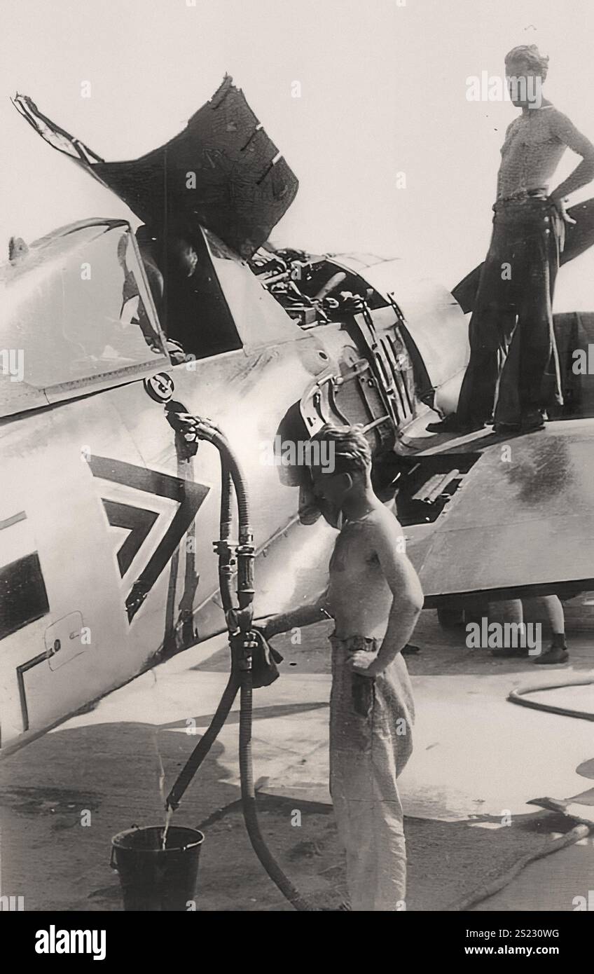 Betanken des deutschen Jagdflugzeugs Focke-Wulf FW.190A-4 von der JG26. Frankreich im Jahr 1942. - Historisches Dokument, Fotograf unbekannt Stockfoto