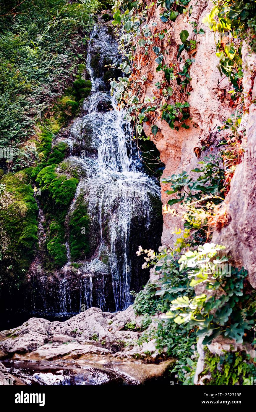 Wasserfall im Zentrum des Dorfes Letur Albacete Stockfoto