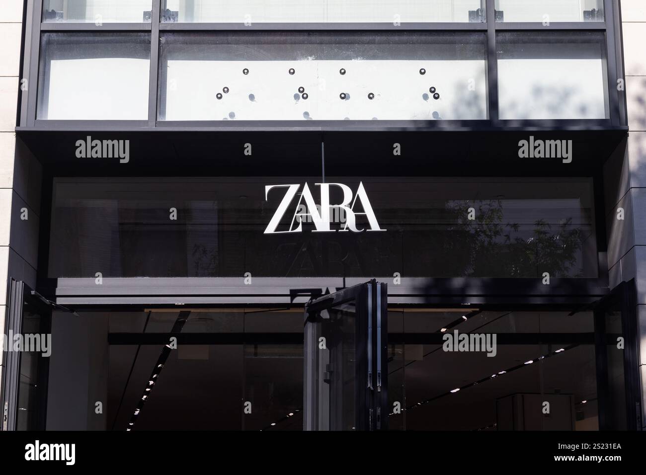 AALST, BELGIEN, 4. OKTOBER 2024: Außenansicht eines Zara-Bekleidungsgeschäfts und -Logos. Die Marke ist eine spanische Fast-Fashion-Filiale. Kopierbereich abo Stockfoto