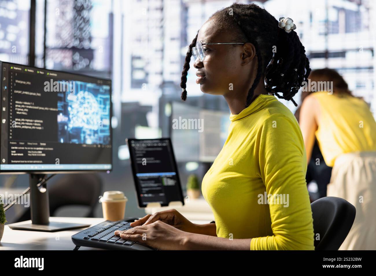 Mitarbeiter, der Codeüberprüfungen durchführt, um Fehler zu beheben und Leistungs- und technische Probleme mit Unternehmenssoftware für künstliche Intelligenz zu identifizieren. Frau Debugging und Optimierung von Code mit KI Stockfoto