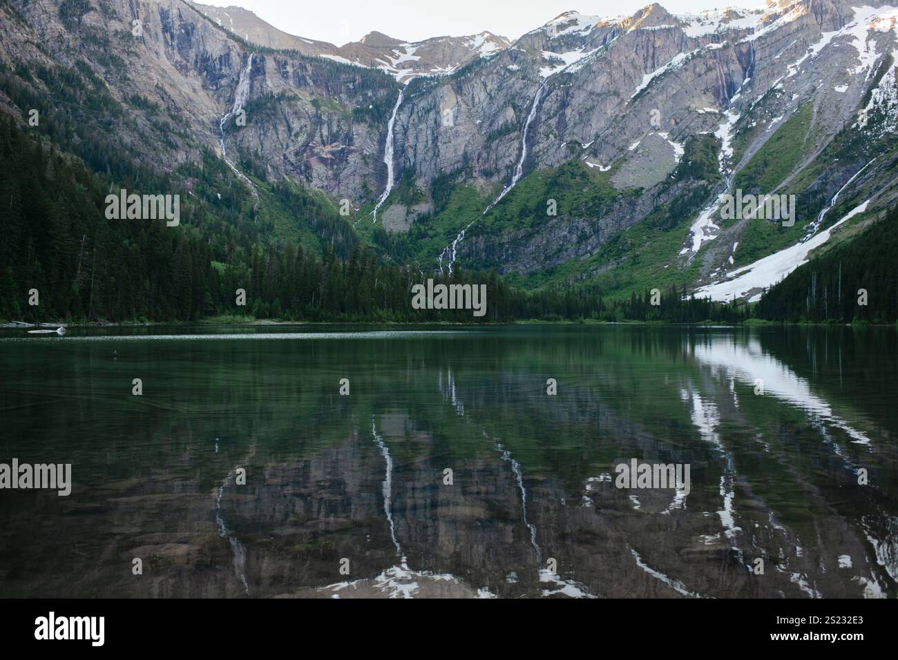 Lawinensee Berge und Wasserfälle im Glacier National Park Stockfoto