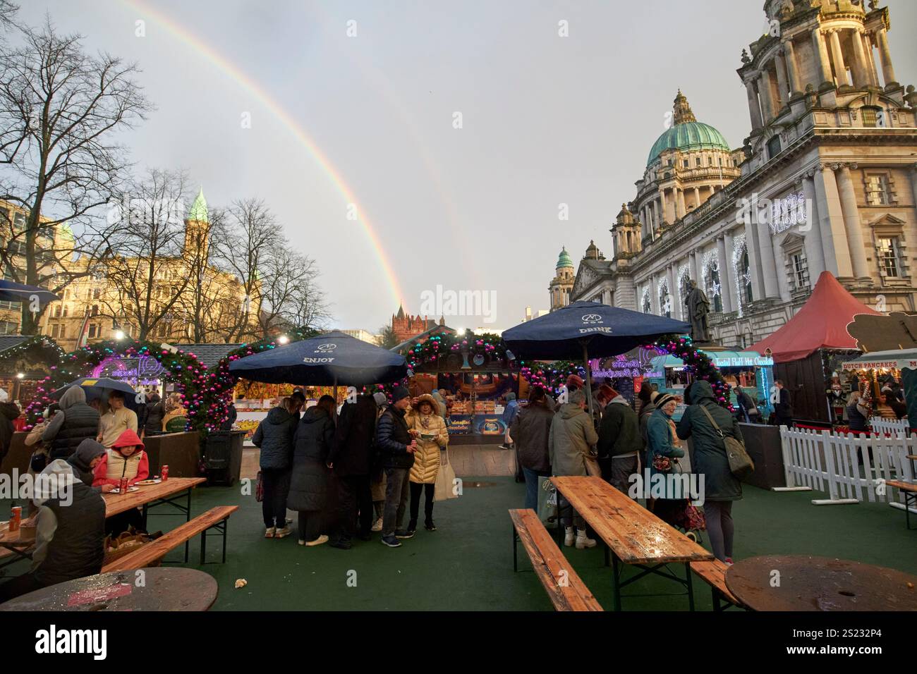 regenbogen über dem belfast weihnachtsmarkt im Regen während des Tages belfast, Nordirland, großbritannien Stockfoto