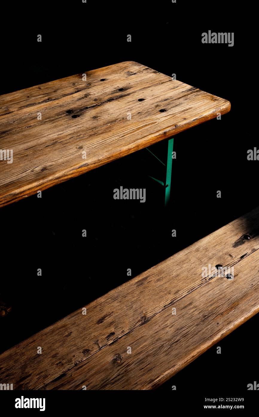 Holztisch im Freien mit dunklem Schatten Hintergrund im Sonnenlicht Stockfoto