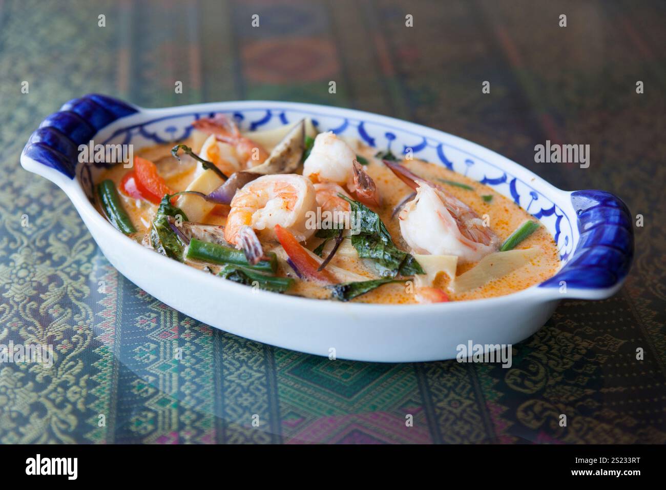 Ein frisches Garnelengericht steht auf einem Tisch in einem thailändischen Restaurant. Stockfoto