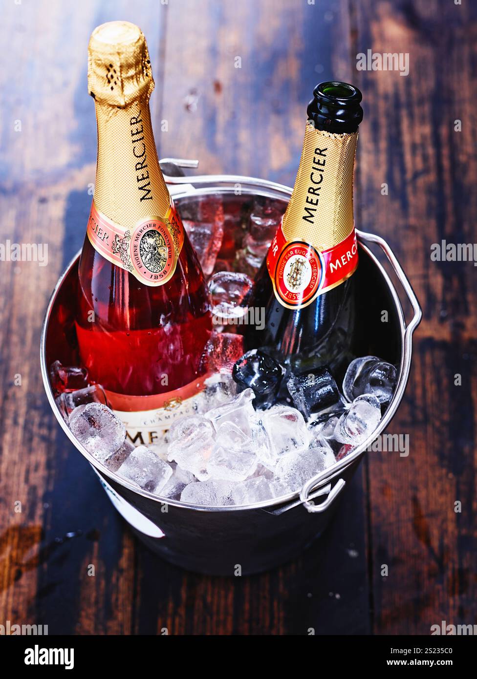 Zwei Weinflaschen in einem Eiskübel, Rosé und Rotwein, gekühlt mit Eiswürfeln, perfekt für eine Feier, elegantes Ambiente, erfrischende und luxuriöse Atmosphäre. Stockfoto