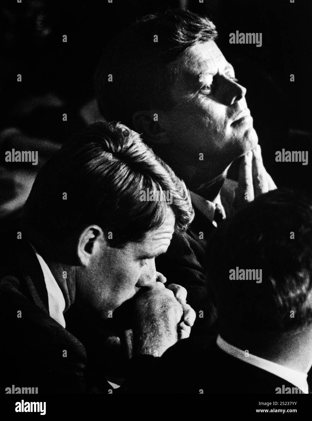 Senator John F. Kennedy mit Robert F. Kennedy während der Johnson-Kennedy-Debatte während der Democratic National Convention 1960, Los Angeles, Kalifornien, 1960 - Foto von Warren K Leffler Stockfoto