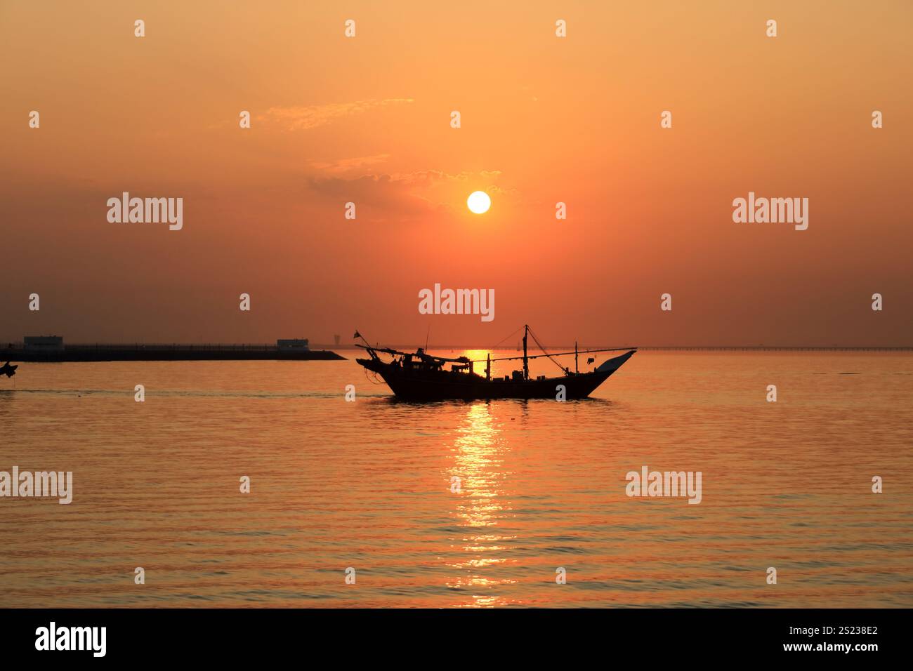 Fischerboot vor dem Sonnenuntergang in Kuwait im Nahen Osten Stockfoto