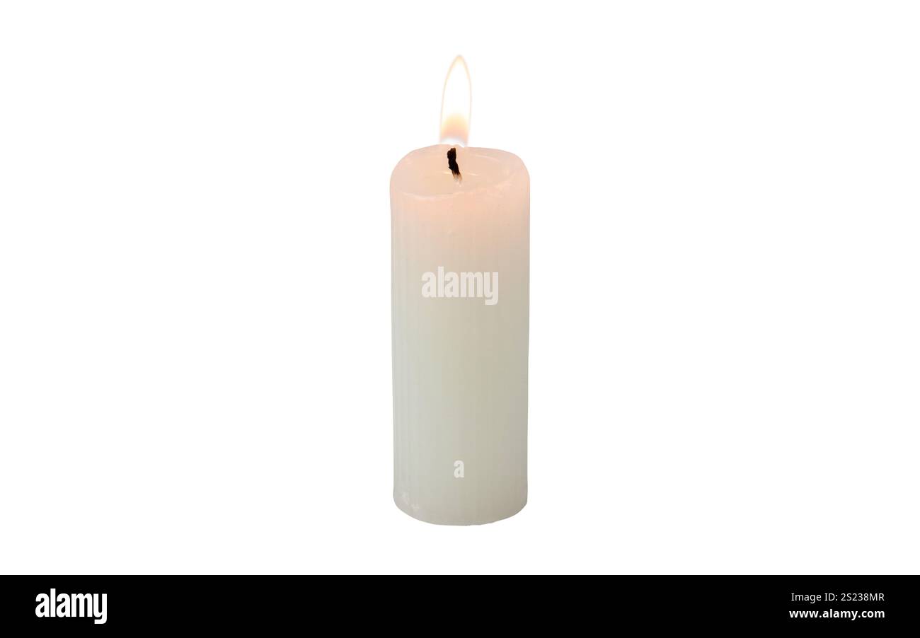 Brennende Kerze aus geripptem Wachs, isoliert auf weiß. Helle Flamme. Kerzenlicht. Stockfoto