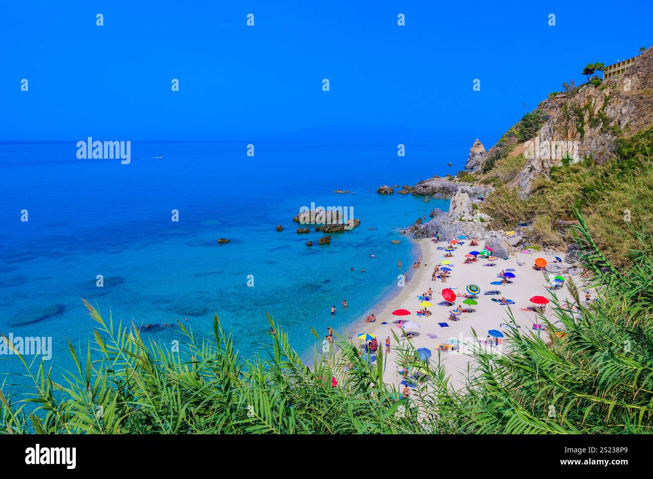 Spiaggia Michelino in Parghelia - Paradies weißer Strand in Kalabrien an der wunderschönen Küste - in der Nähe von Tropea - Reiseziel in Italien Stockfoto