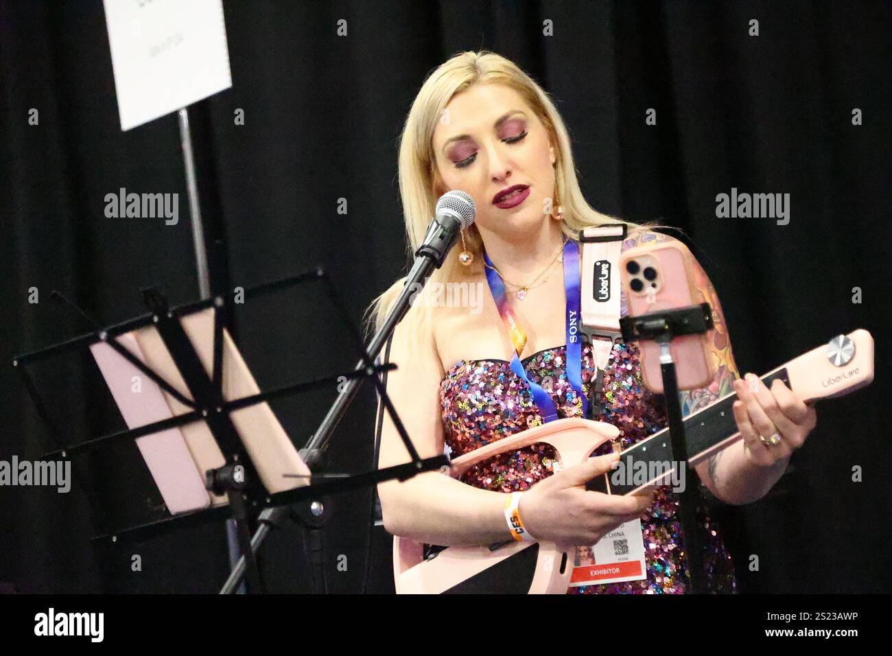 Las Vegas, Usa. Januar 2025. Ein Musiker demonstriert die LiberLive C1 Stringless Smart Guitar während der Internationalen CES 2025 im Mandalay Bay Convention Center in Las Vegas, Nevada am Sonntag, den 5. Januar 2025. Foto: James Atoa/UPI Credit: UPI/Alamy Live News Stockfoto