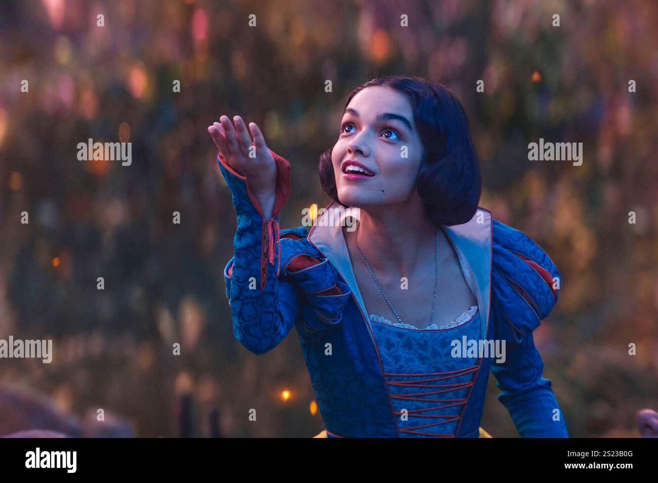 Schneewittchen (2025) von Marc Webb mit Rachel Zegler als Schneewittchen in der Hauptrolle in dieser Live-Action-Adaption des Disney-Zeichentrickfilms „Schneewittchen und die sieben Zwerge“ aus dem Jahr 1937. Werbung noch ***NUR REDAKTIONELLE VERWENDUNG***. Quelle: BFA / Walt Disney Studios Stockfoto