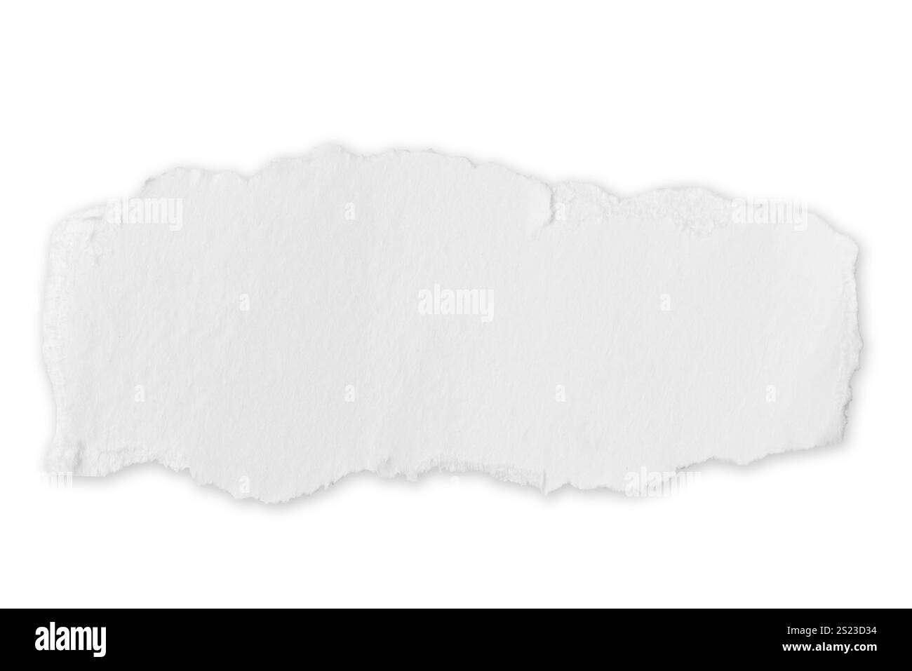 Ein gerissenes Stück weißes Papier, isoliert auf weißem Hintergrund. Perfekt für umweltfreundliche Designs und Kunstprojekte Stockfoto