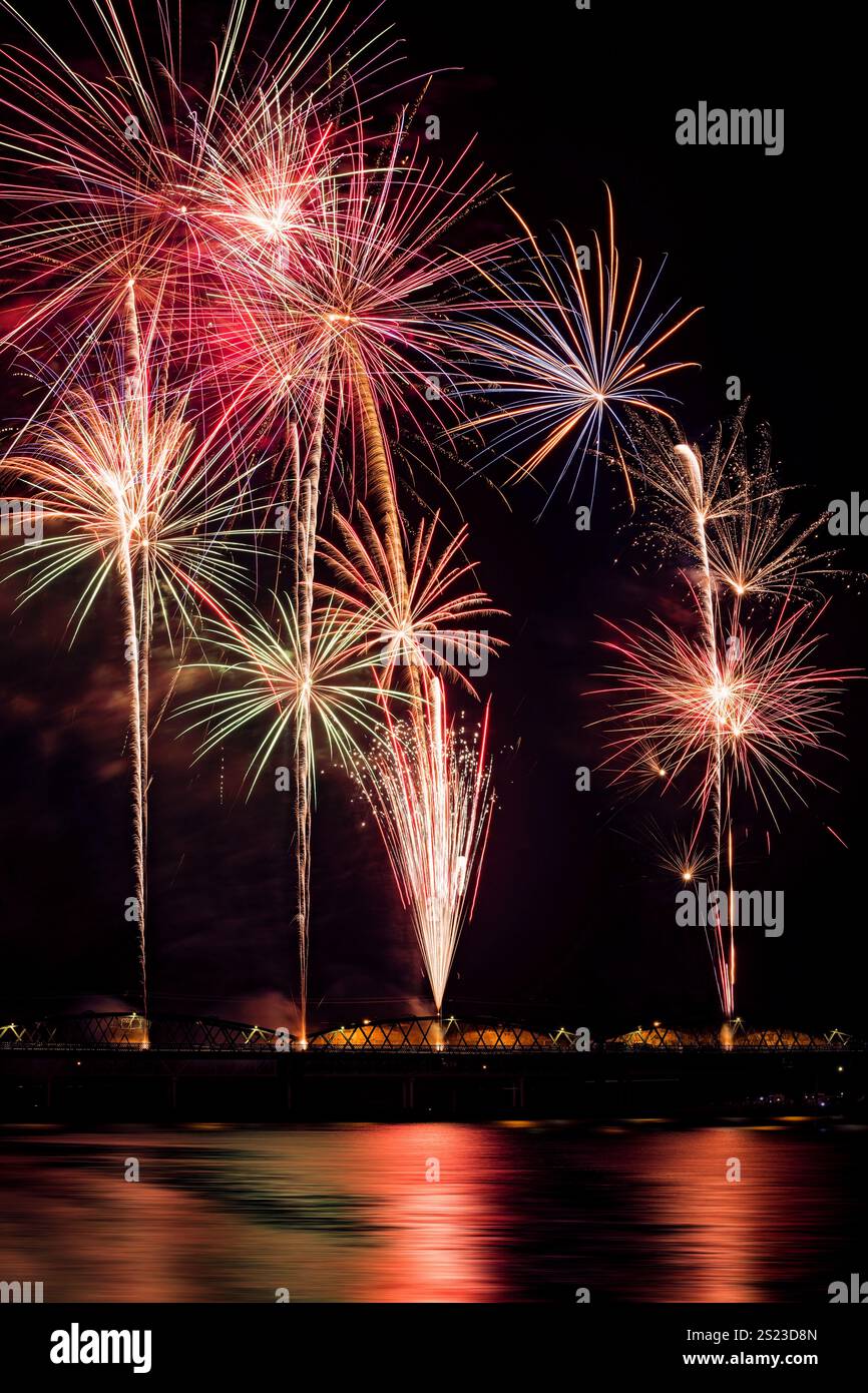 Feuerwerk vor der Burnett Bridge über den Burnett River, Silvesterfeier, Langzeitbelichtung, Bundaberg, Queensland, Australien Stockfoto
