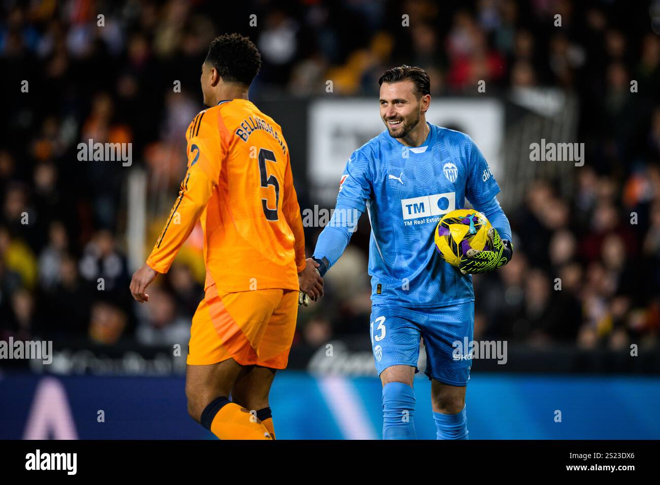 Der mazedonische Torhüter von Valencia CF Stahl Dimitrievski schüttelt während eines Spiels in der La Liga in Mestalla, Valencia, die Hand mit Jude Bellingham von Real Madrid Stockfoto
