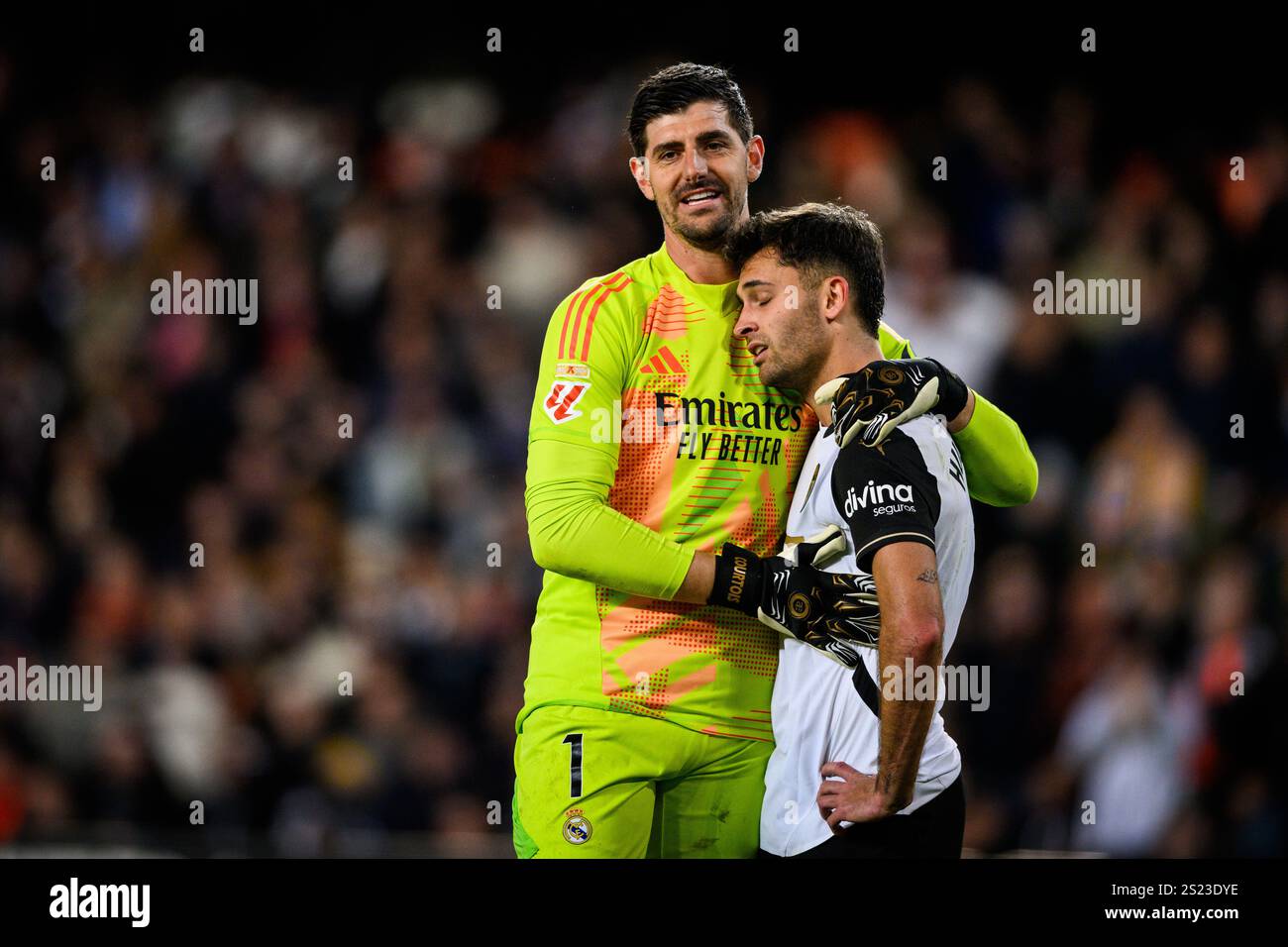 Real Madrids belgischer Torhüter Courtois gegen Hugo Duro aus Valencia CF am Ende eines LaLiga-Spiels in Valencia, Spanien, im Januar 2025 Stockfoto