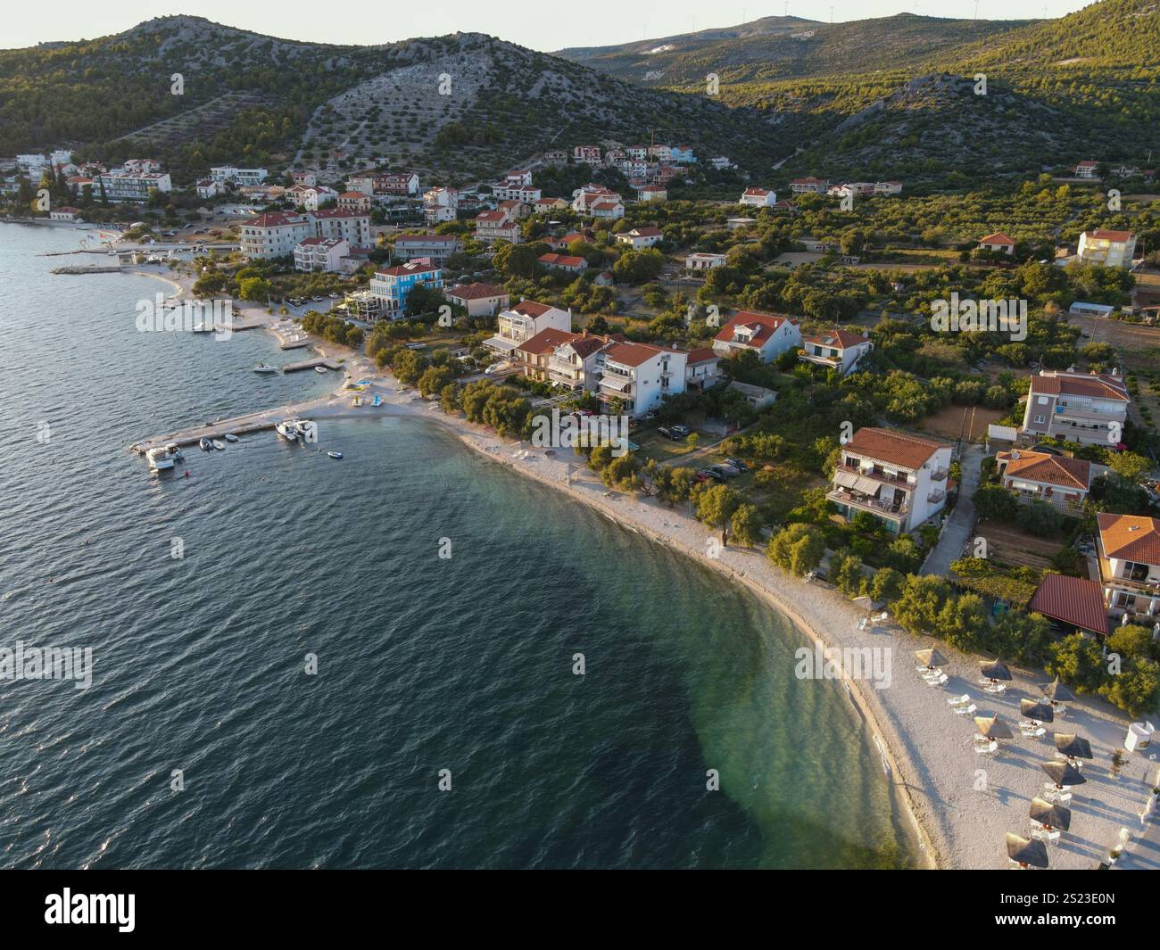 Drohnenblick auf kroatische Küste und adria mit Yacht Stockfoto