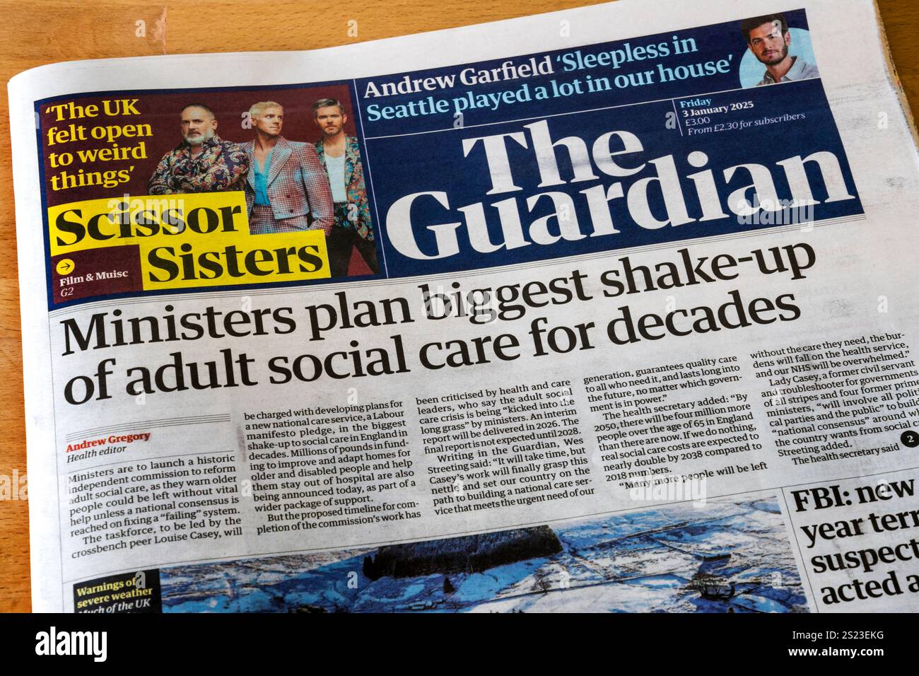 3. Januar 2025. Schlagzeile auf der Titelseite von Guardian: Minister planen seit Jahrzehnten größte Umwälzung der Erwachsenensozialfürsorge. Stockfoto
