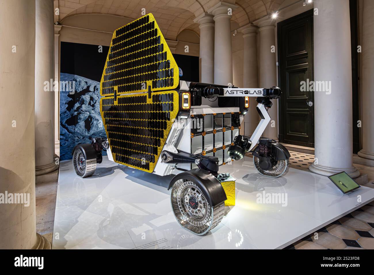 Lunar rover wurde von Venturi Astrolab für die nächsten Mondforschungen entwickelt, die im National Car and Tourism Museum in der Château de Compiègne zu sehen sind. Stockfoto
