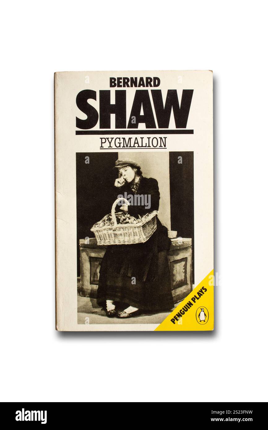 Ein Taschenbuch aus dem Stück von George Bernard Shaw, veröffentlicht bei Penguin. (Ausschnitt mit Schatten vor reinweißem Hintergrund) Stockfoto