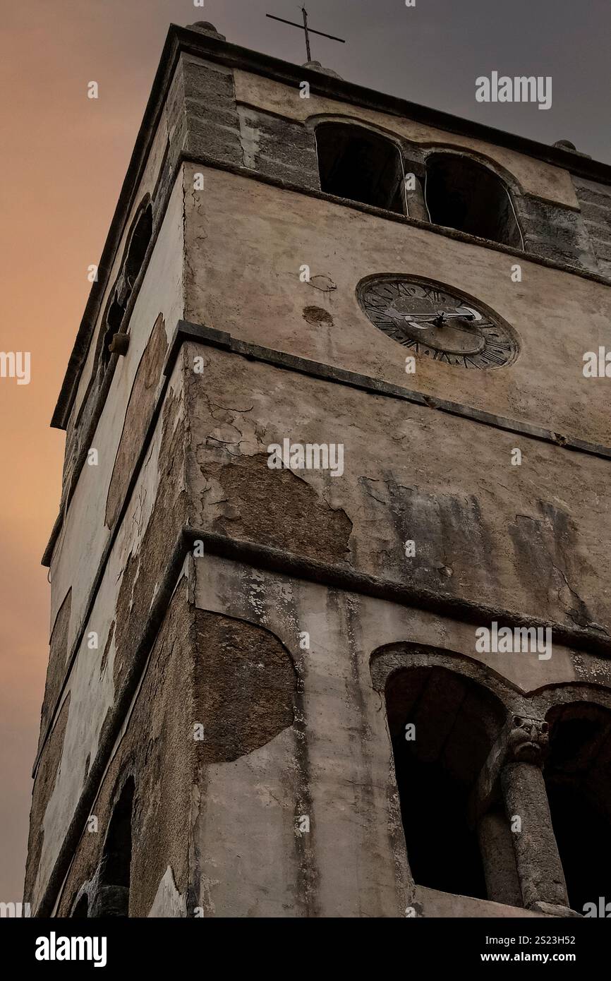 Rappenflocken aus den Außenmauern eines romanischen Glockenturms, der sich neben der Kirche St. Georg des Jüngeren aus dem späten 15. Jahrhundert in der heute überwiegend unbewohnten befestigten Bergstadt Plomin, Grafschaft Istrien, Kroatien erhebt. Stockfoto