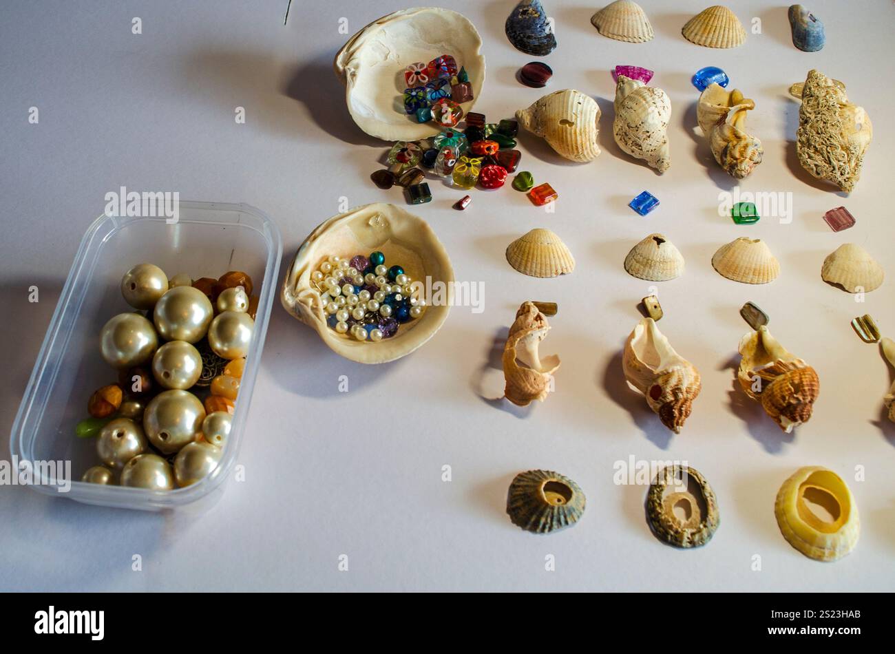 Muscheln und farbiges Glas für handgefertigte Windspiele Stockfoto