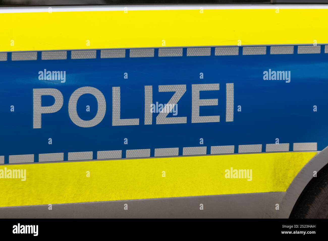 Seitenansicht eines deutschen Polizeiautos mit der Aufschrift „Polizei“ – übersetzt: Polizei Stockfoto