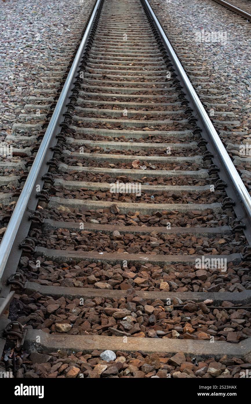 Deutsche Stadtbahngleise: Malerische und moderne Eisenbahnverbindungen Stockfoto