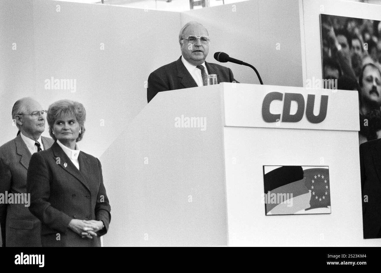 Deutschland, Siegburg, 30.09.1994 Archiv.: 49-65-32 CDU-Bundestagswahlkampf Foto: Bundeskanzler Helmut Kohl im Bundestagswahlkampf, links seine Ehefrau Hannelore CDU-Bundestagswahlkampf *** Deutschland, Siegburg, 30 09 1994 Archiv 49 65 32 CDU-Bundestagswahlkampf Foto Bundeskanzler Helmut Kohl im Bundestagswahlkampf, links seine Frau Hannelore CDU Bundestagswahlkampf Stockfoto