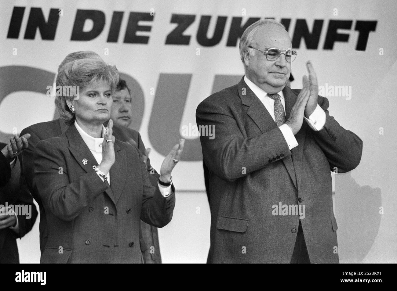 Deutschland, Siegburg, 30.09.1994 Archiv.: 49-69-06 CDU-Bundestagswahlkampf Foto: Bundeskanzler Helmut Kohl im Bundestagswahlkampf, links seine Ehefrau Hannelore CDU-Bundestagswahlkampf *** Deutschland, Siegburg, 30 09 1994 Archiv 49 69 06 CDU Bundestagswahlkampf Foto Bundeskanzler Helmut Kohl im Bundestagswahlkampf, links seine Frau Hannelore CDU Bundestagswahlkampf Stockfoto