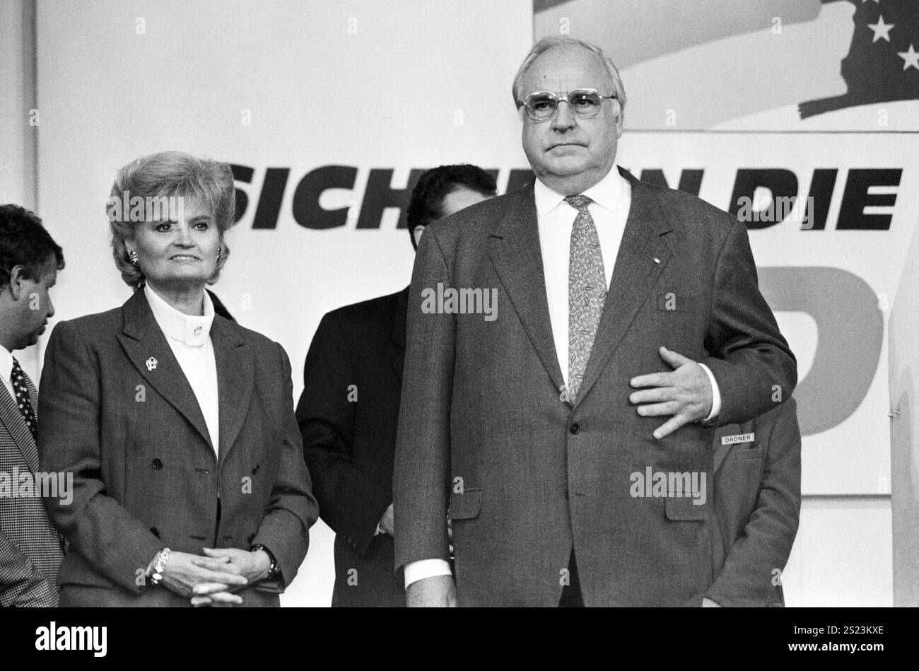 Deutschland, Siegburg, 30.09.1994 Archiv.: 49-69-37 CDU-Bundestagswahlkampf Foto: Bundeskanzler Helmut Kohl im Bundestagswahlkampf, links seine Ehefrau Hannelore CDU-Bundestagswahlkampf *** Deutschland, Siegburg, 30 09 1994 Archiv 49 69 37 CDU-Bundestagswahlkampf Foto Bundeskanzler Helmut Kohl im Bundestagswahlkampf, links seine Frau Hannelore CDU Bundestagswahlkampf Stockfoto