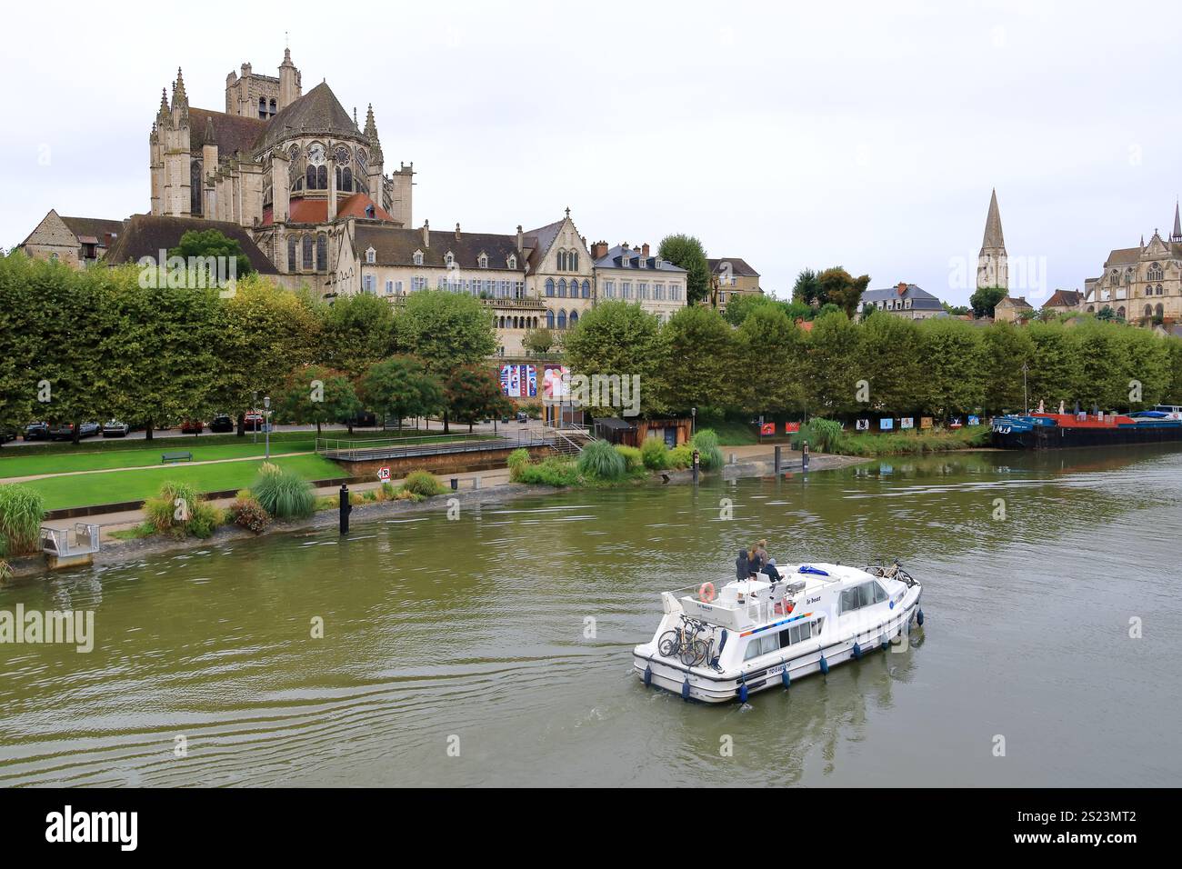 Auxerre, Frankreich, Europa - 5. September 2024: Blick auf die Abtei Saint-Germain d'Auxerre, Burgund Stockfoto