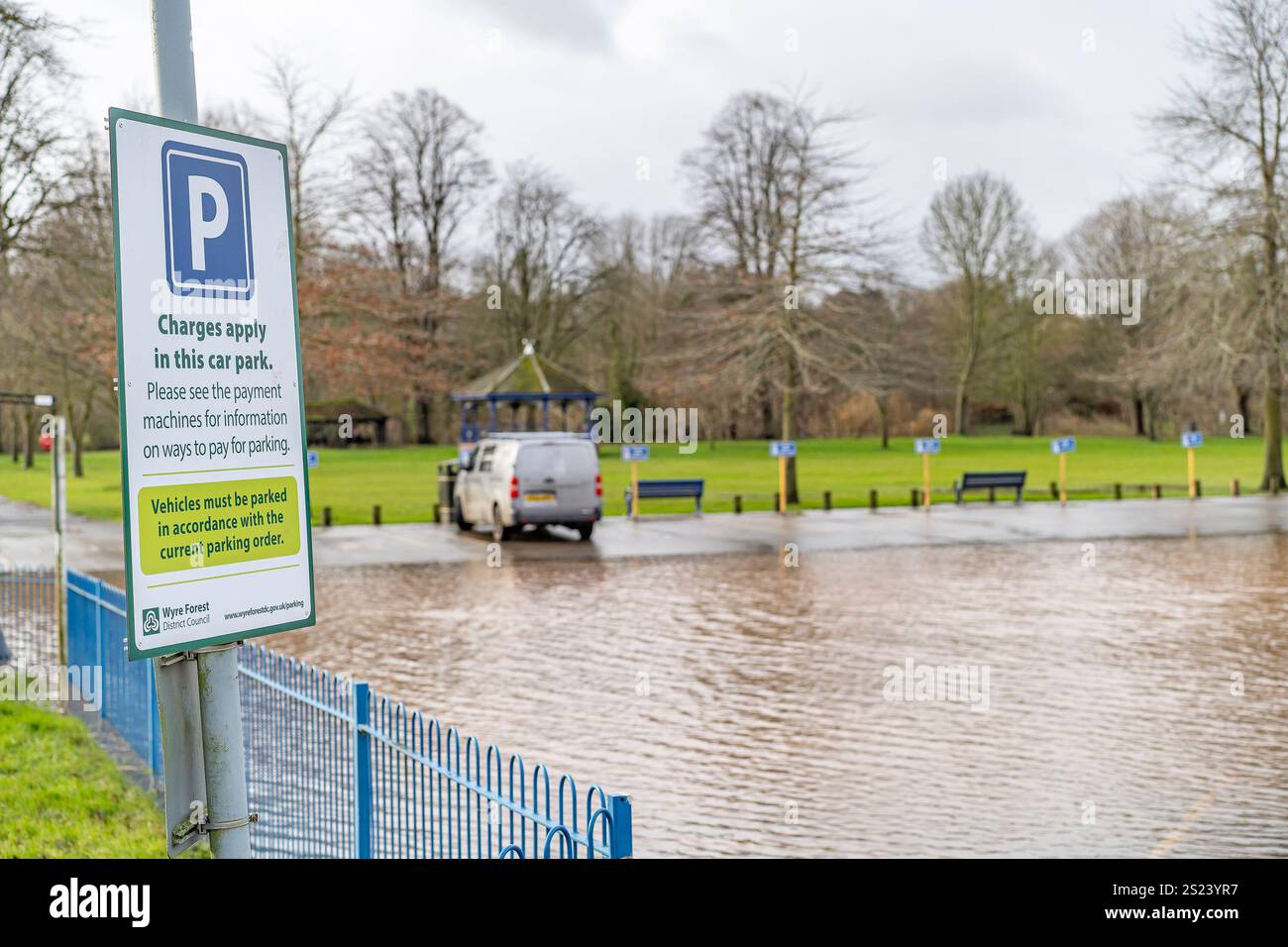 Stourport-on-Severn, Großbritannien. Januar 2024. Wetter in Großbritannien: Wenn der Schnee schmilzt und es wieder Regen gibt, trifft das Hochwasser die Stadt Stourport-on-Severn, ein beliebtes Reiseziel für Tagesausflüge und Urlaubstage in den Midlands. Quelle: Lee Hudson/Alamy Live News Stockfoto