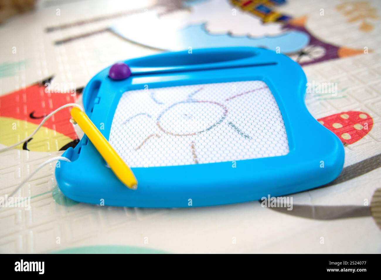 Magnetisches Zeichenbrett auf Kinderspielmatte mit Sonnenzeichnung Stockfoto