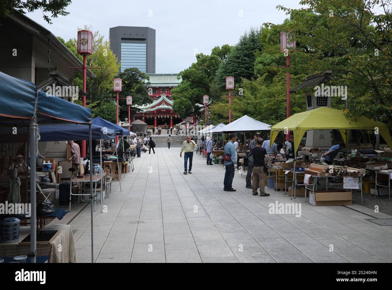 Tomioka Hachiman Schrein Floh und Antiquitätenmarkt in Tokio Japan Stockfoto