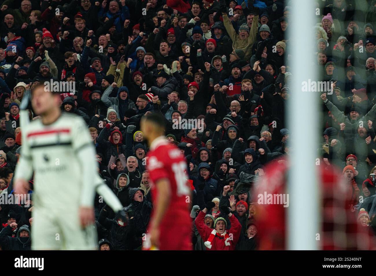 Die Fans von Liverpool feiern am Sonntag, den 5. Januar 2025, während des Premier League-Spiels zwischen Liverpool und Manchester United in Anfield, Liverpool. (Foto: Steven Halliwell | MI News) Credit: MI News & Sport /Alamy Live News Stockfoto