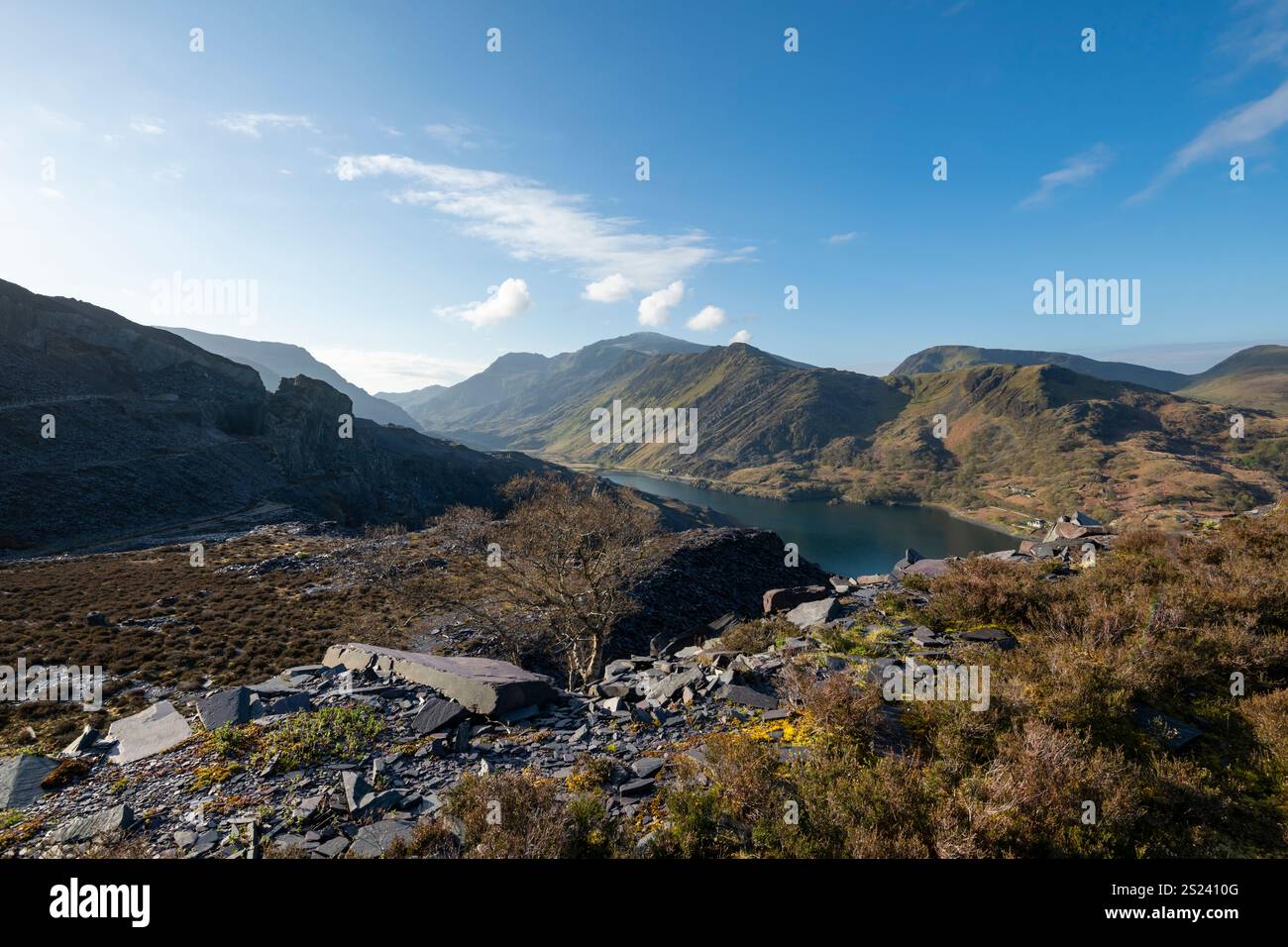 Dramatische Landschaft rund um den Dinorwig Steinbruch über der Stadt Llanberis in den Bergen von Nordwales. Stockfoto