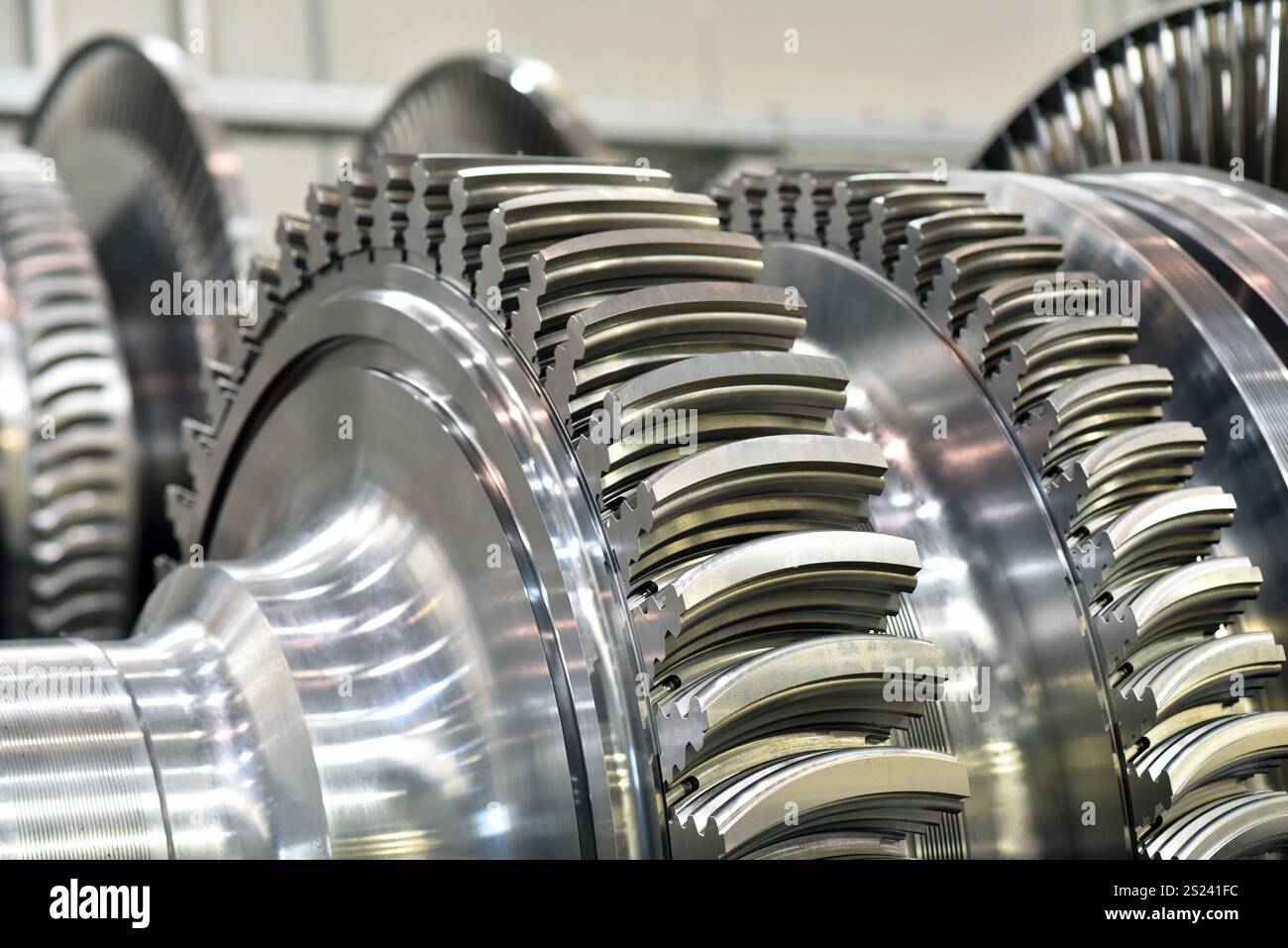 Produktion von modernen Gasturbinen in einer industriellen Anlage: Detailansicht der Turbine aus Stahl Stockfoto