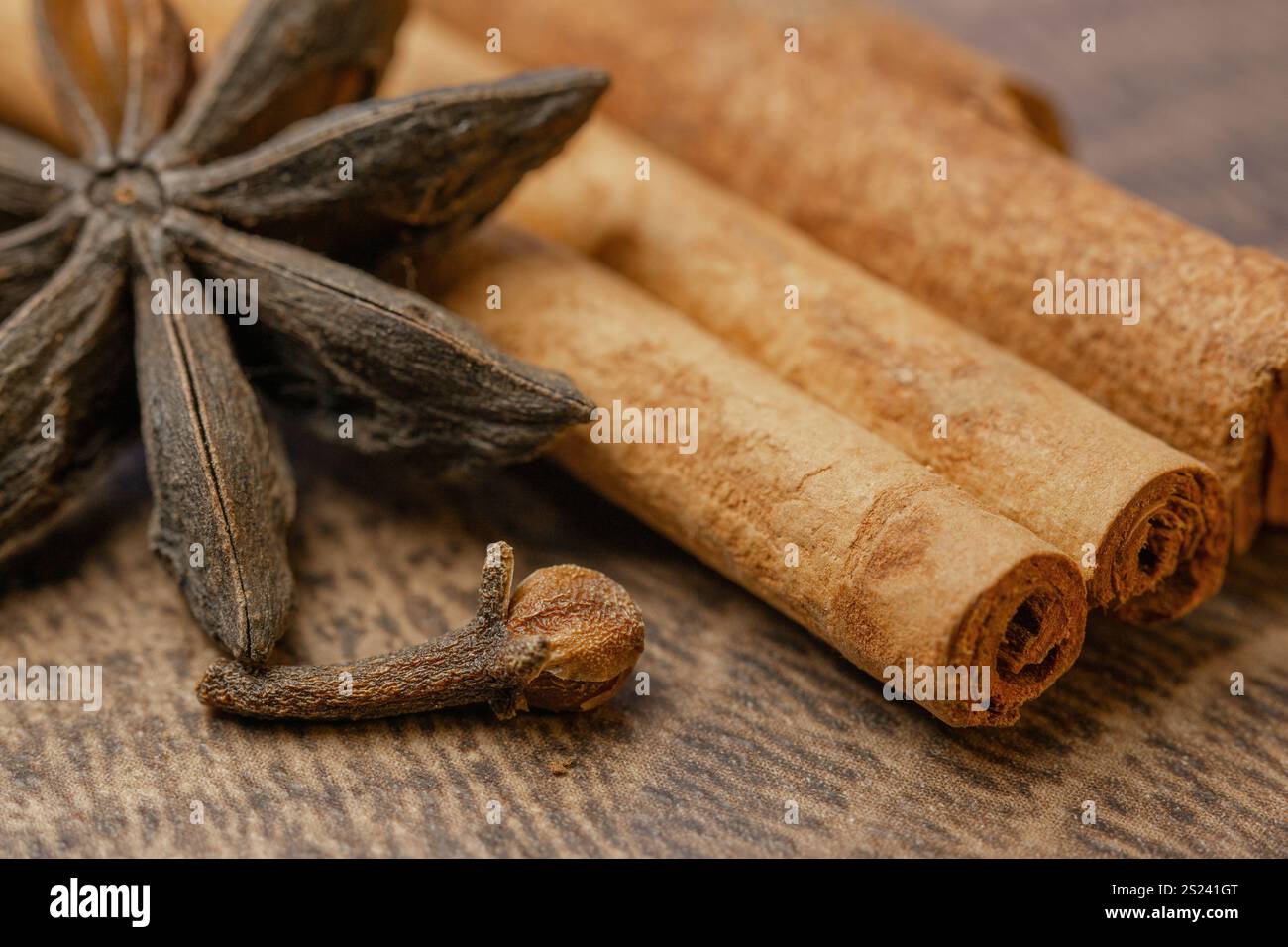 Sternanis, Zimt und Nelke aus nächster Nähe. Stockfoto