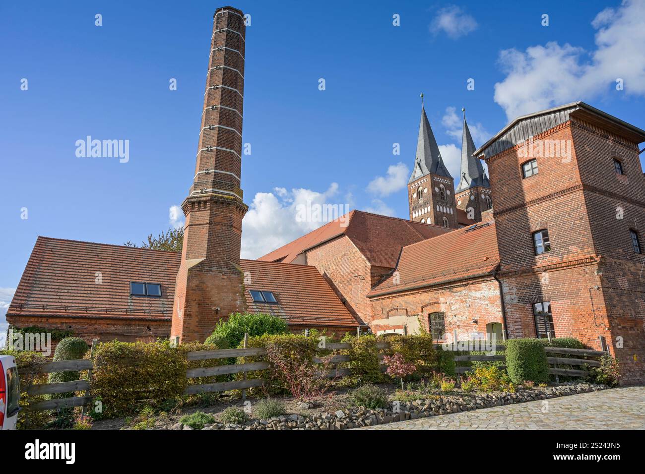 Nebengebäude am Kloster Jerichow mit Stiftskirche St. Marien und St. Nikolaus, Jerichow, Sachsen-Anhalt, Deutschland *** Ausbau im Kloster Jerichow mit Stiftskirche St. Maria und St. Nikolaus, Jerichow, Sachsen-Anhalt, Deutschland Stockfoto