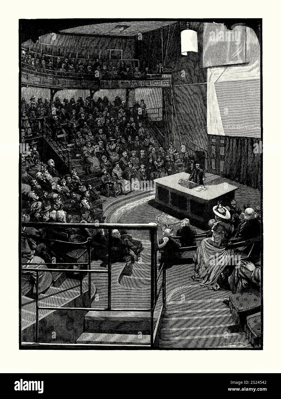 Eine alte Gravur des Vortragssaals in der Royal Institution of Great Britain, Albemarle Street, Mayfair, London, England, Großbritannien in den 1800er Jahren Es stammt aus einem viktorianischen Geschichtsbuch aus dem jahr 1900. Die Royal Institution (Ri oder RI) ist eine Organisation für wissenschaftliche Bildung und Forschung. Es wurde 1799 von den führenden britischen Wissenschaftlern dieser Zeit gegründet, darunter Henry Cavendish und sein erster Präsident George Finch. Ihre Gründungsprinzipien waren die Weitergabe von Wissen über nützliche Entdeckungen, Erfindungen und Verbesserungen sowie die Verbesserung der Anwendung der Wissenschaft im Alltag. Stockfoto