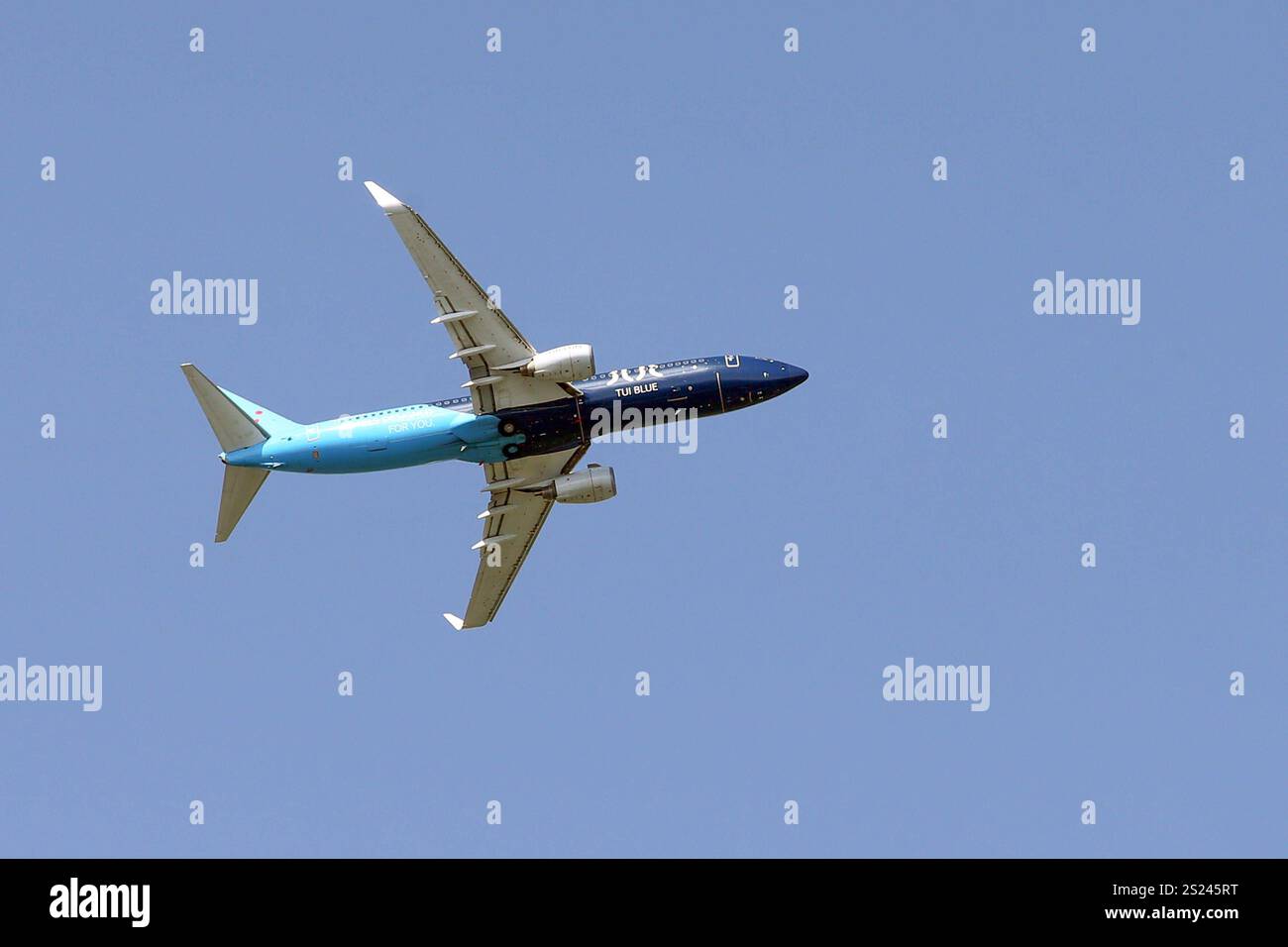 01.05.2024, Hannover, Niedersachsen, DE - Boeing 737 der Fluggesellschaft TUIfly. Air, Airline, aufwaerts, aussen, Aussenaufnahme, Boeing, Boeing 737, Chartermaschine, deutsch, Deutschland, Dienstleistungen, Europa, europaeisch, Ferien, Ferienflieger, Fernreise, fliegen, Flieger, Flug, Flugbetrieb, Fluggesellschaft, Fluglinie, Flugreise, Flugtechnik, Flugverkehr, Flugzeug, Freisteller, Hannover, Himmel, in der Luft, Jet, Logo, Luft, Luftfahrt, Luftfahrtgesellschaft, Luftfahrtunternehmen, Luftverkehr, Maschine, nach oben, Niedersachsen, Passagierflugzeug, Passagiermaschine, Pauschalflieger, QF, Stockfoto