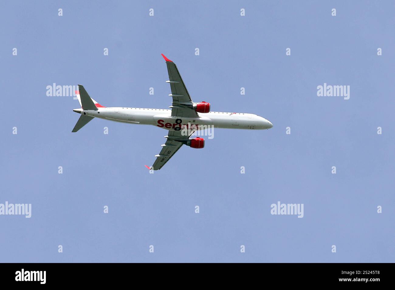 01.05.2024, Hannover, Niedersachsen, Deutschland - Embraer E195LR der Austrian Airlines. Airline, Aussen, Aussenaufnahme, Austrian, Austrian Airlines, deutsch, Deutschland, Embraer, Embraer E195LR, Europa, europaeisch, Fliegen, Flieger, Flug, Fluggesellschaft, Fluglinie, Flugreise, Flugverkehr, Flugzeug, Freisteller, Hannover, in der Luft, Jet, Luftfahrtgesellschaft, Luftfahrtunternehmen, Luftverkehr, nach oben, Niedersachsen, OE-LWN, oesterreichisch, Passagierflugzeug, Passagiermaschine, QF, Querformat, Servus, Tourismus, Verkehr, Urlaub, Verkehr, Verkehrsflugzeug, Verkehrsmaschine, verreisen, West Stockfoto