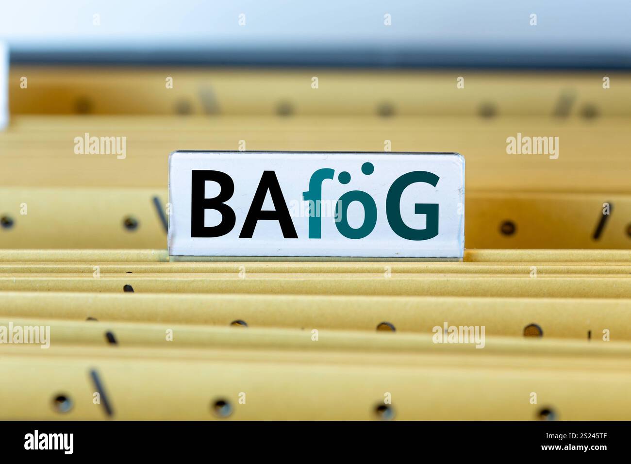 Schild mit BAföG-Logo an einem Hängemappenregister Symbolbild *** Schild mit BAföG-Logo auf einer Hängemappe Symbolbild Copyright: XUdoxHerrmannx Stockfoto