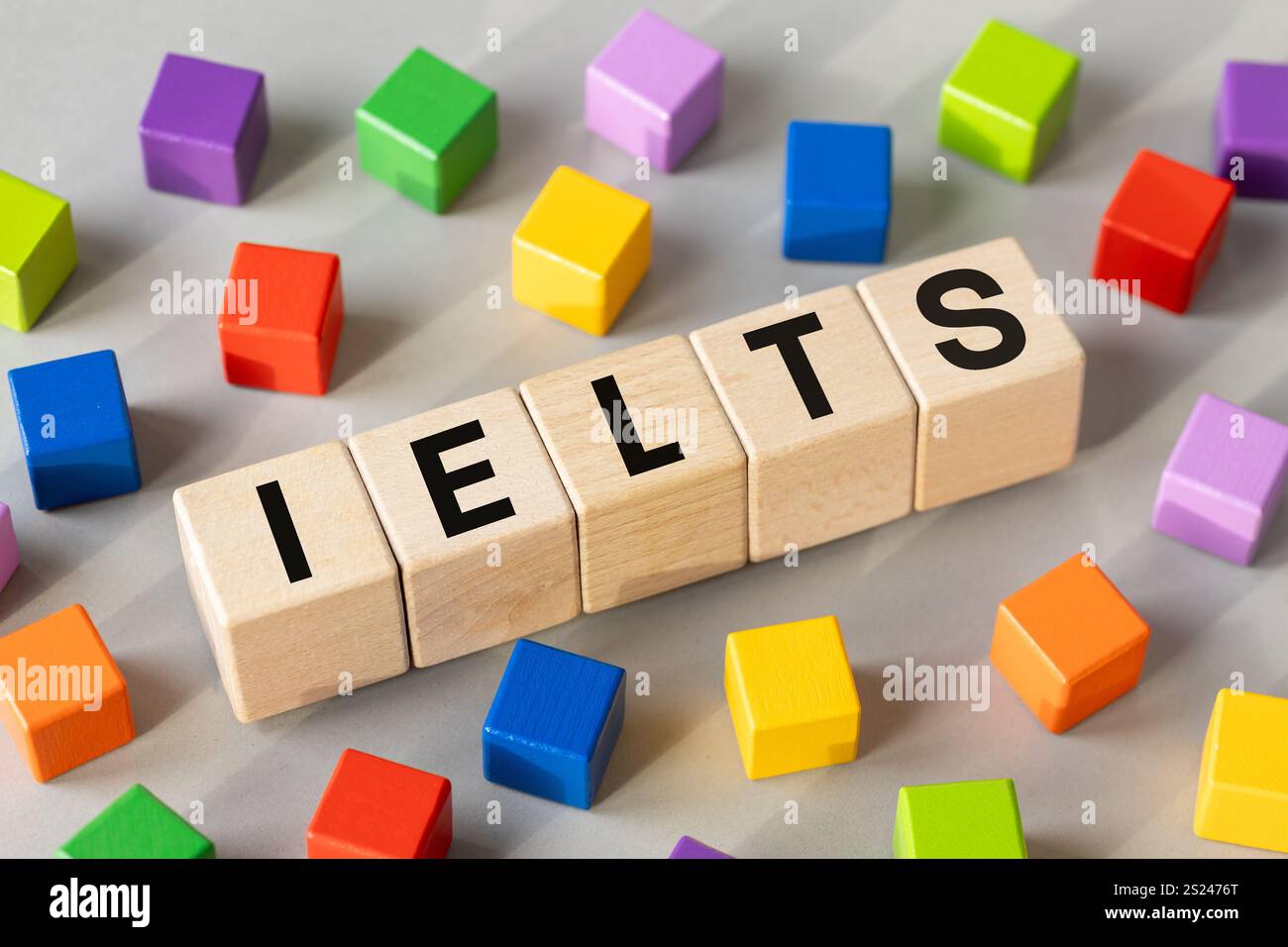 IELTS geschrieben auf Holzblöcken (International English Language Testing System) konzeptionelles Wort, Bildung und Arbeit in internationalen Organisationen requ Stockfoto