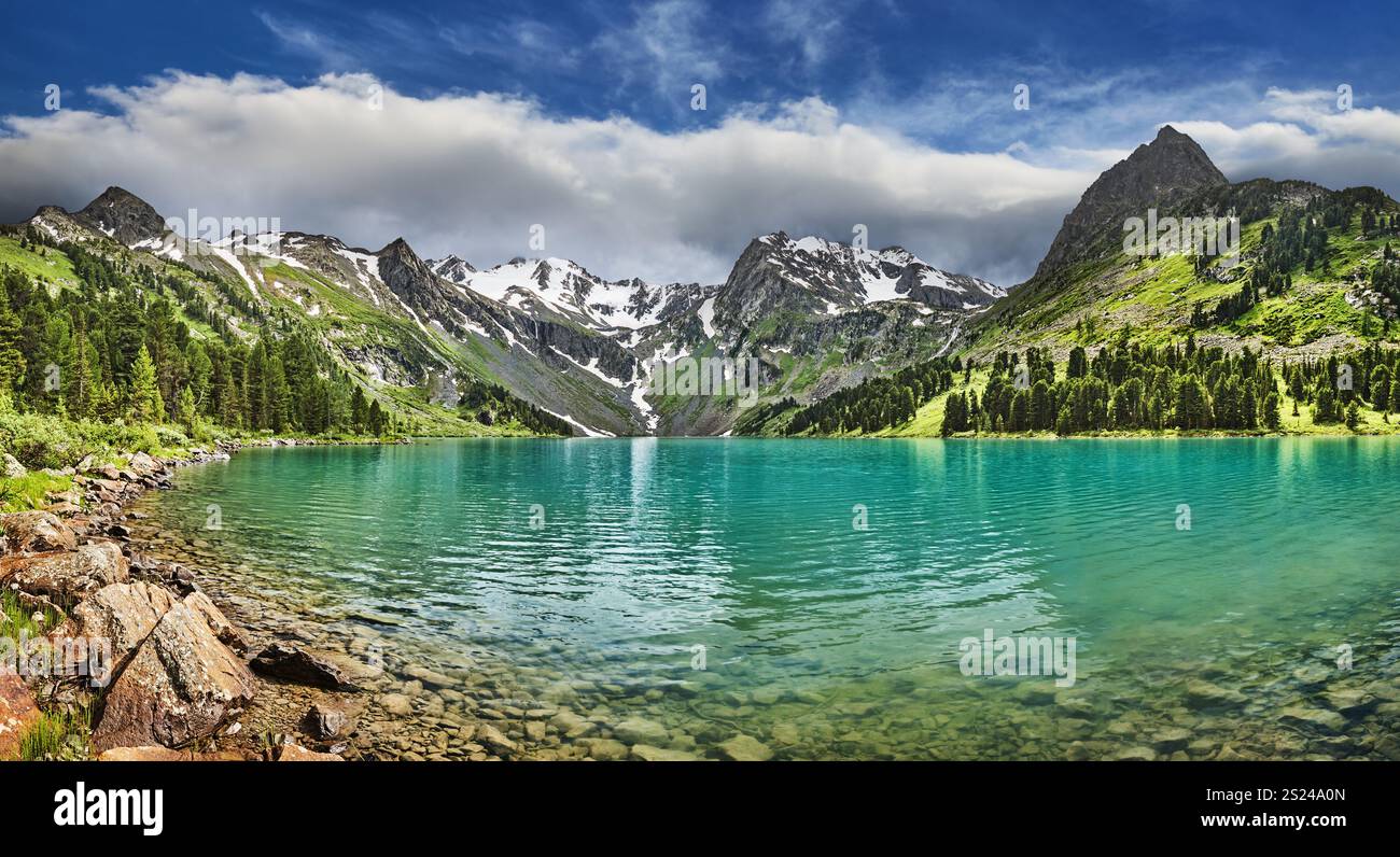 Panoramablick auf einen wunderschönen türkisfarbenen See in den Altai Bergen Stockfoto