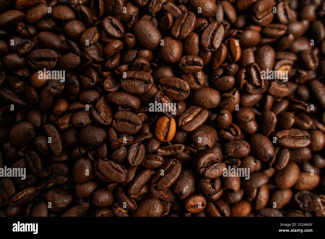Strukturierter Hintergrund frisch gerösteter Kaffeebohnen Stockfoto