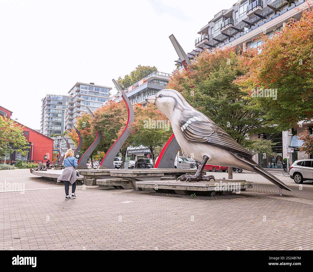 Vancouver, BC, Kanada – 28. September 2024 – eine Outdoor-Skulptur namens The Birds von Myfanwy Macleod zeigt zwei House Sparrow in Olympic Plaz Stockfoto