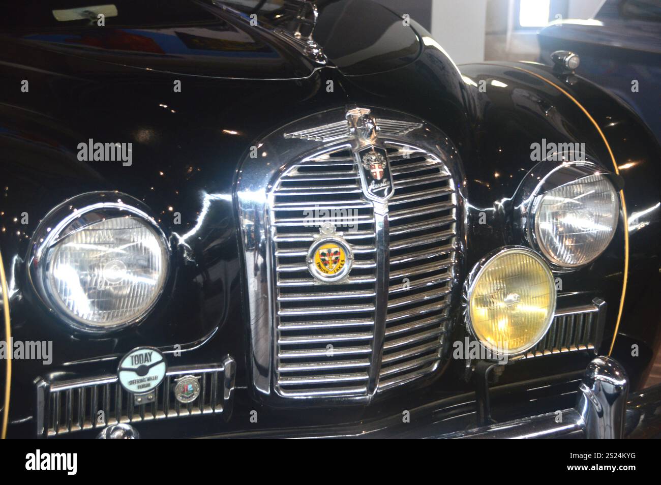 Austin A40 Somerset (1953) Flying A Bonnet Mascot Hood Ornament & Grille im National Motor Museum Trust, Beaulieu, Brockenhurst. UK. Stockfoto