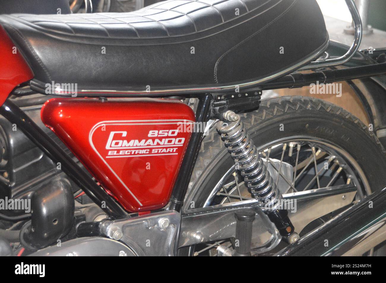British Norton Commando 850 Electric Start Motorrad (1975) im National Motor Museum Trust, Beaulieu, Brockenhurst, Hampshire, Großbritannien. Stockfoto